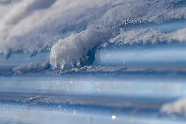Mavi Çatı Kış Mevsiminde Karla Kaplı — Stok fotoğraf