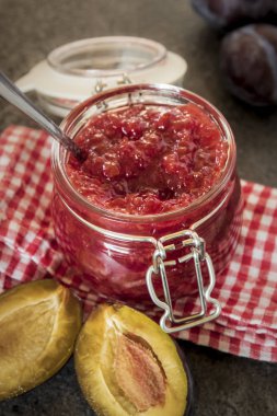 cam, rustik tahta üzerinde taze Erik Erik reçeli