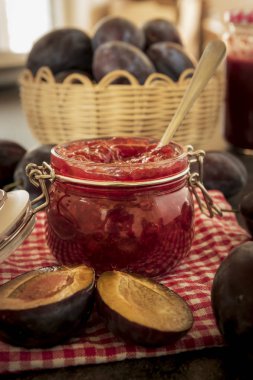 cam, rustik tahta üzerinde taze Erik Erik reçeli