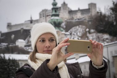 Fotoğraf çekmek için cep telefonu kullanan kadın