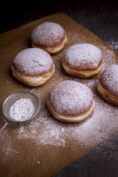 新鲜烘焙和装饰的粉状糖德国甜甜圈 — 图库照片
