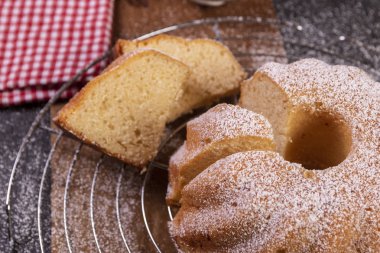 Krema şeker ile ev yapımı kek.