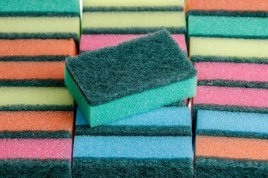 Temizlik için farklı renkte süngerler.