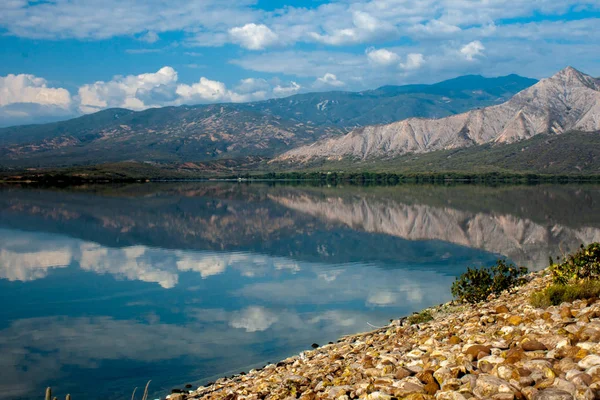 Göller ve ağaçları ile rahat ve huzurlu dağ manzarası