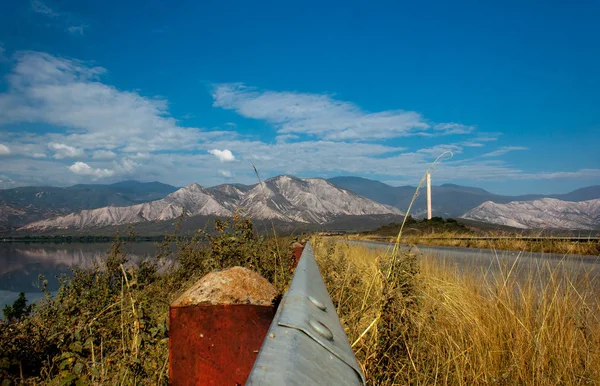 Göller ve ağaçları ile rahat ve huzurlu dağ manzarası