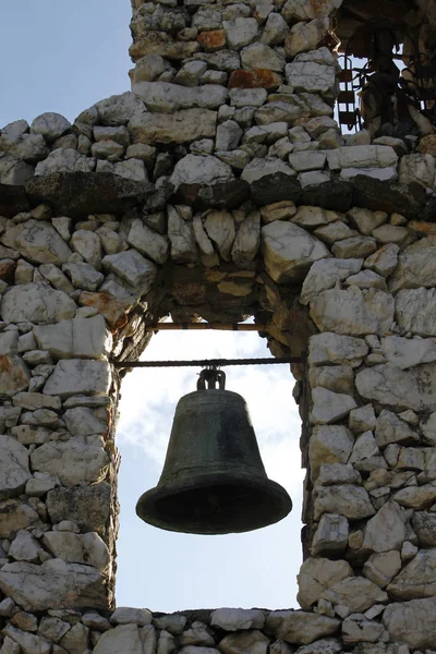 ctone kilise ve metal veya demir çan
