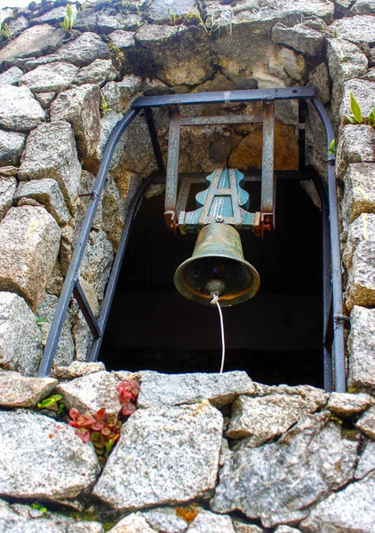 ctone kilise ve metal veya demir çan