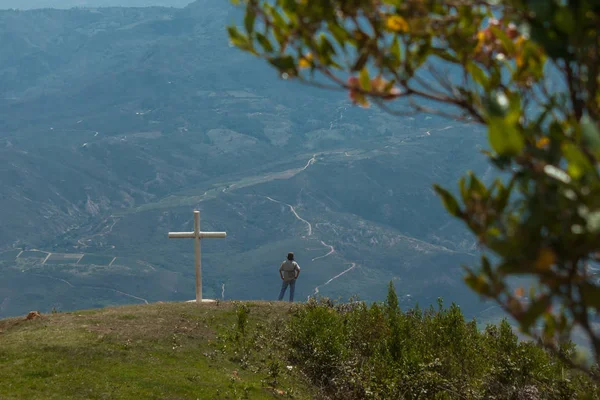 Park ve ağaçlar göl ile kareler ve yolları Cascade ve taş büyük ve erotion. ekolojik peyzaj