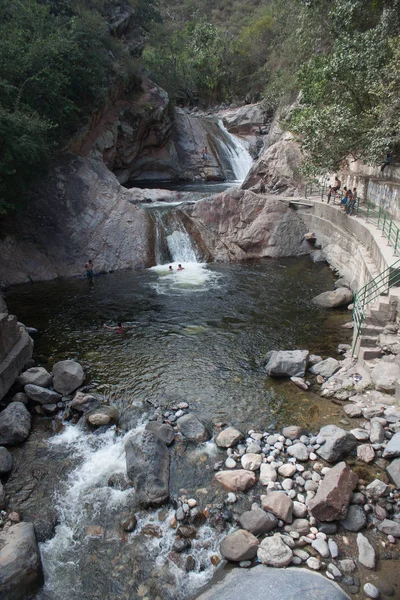 Park ve ağaçlar göl ile kareler ve yolları Cascade ve taş büyük ve erotion. ekolojik peyzaj
