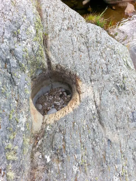 Park ve ağaçlar göl ile kareler ve yolları Cascade ve taş büyük ve erotion. ekolojik peyzaj