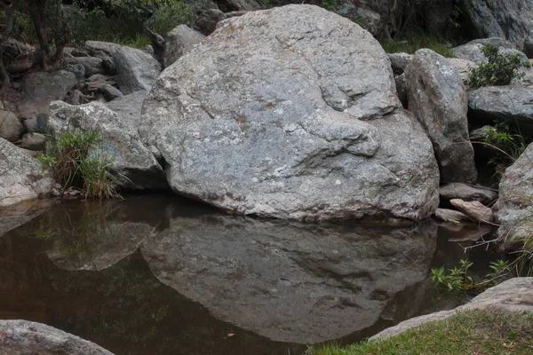 Park ve ağaçlar göl ile kareler ve yolları Cascade ve taş büyük ve erotion. ekolojik peyzaj