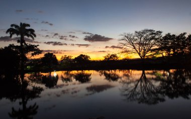 Göl günbatımı üzerinden renkli alacakaranlık