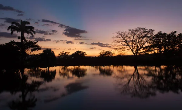 Göl günbatımı üzerinden renkli alacakaranlık