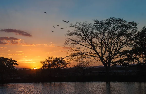 Göl Günbatımı Üzerinden Renkli Alacakaranlık — Stok fotoğraf