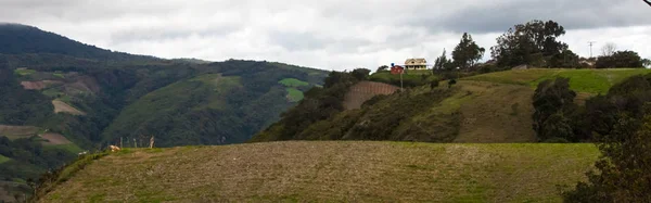 Dağ manzarası ile ağaç ve tarım duvar kağıdı