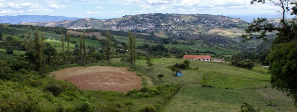 Dağ manzarası ile ağaç ve tarım duvar kağıdı