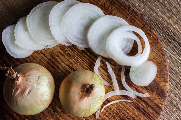 Doğranmış soğan ve bütün soğan, mutfak masasında