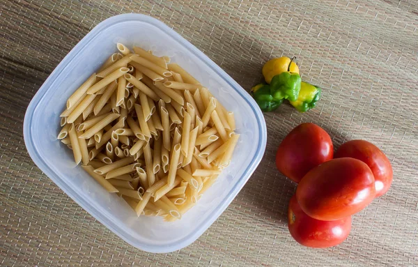 Napoli tarifi kısa makarna ve salce