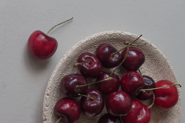 farklı sunumlarda kırmızı Kiraz