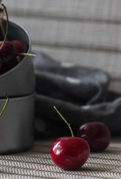 farklı sunumlarda kırmızı Kiraz