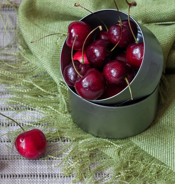 farklı sunumlarda kırmızı Kiraz