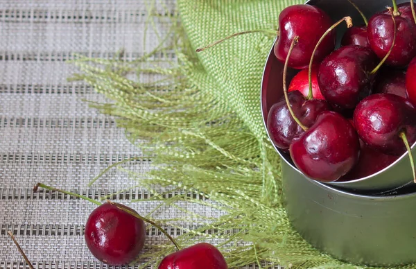 farklı sunumlarda kırmızı Kiraz