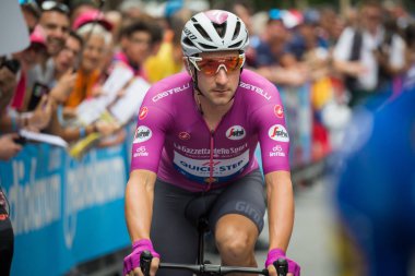 Roma, İtalya 27 Mayıs 2018: Profesyonel bisikletçi Elia Viviani podyum imza başlamadan önce Roma'da İtalya 2018 Tur son aşaması için otobüs sokaklarda.