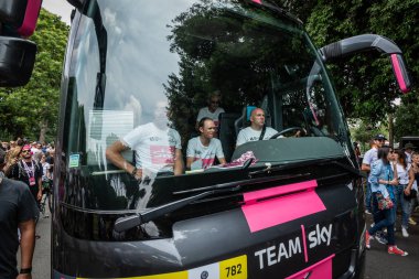 Roma, İtalya 27 Mayıs 2018: Chris Froome, takım Sky, İtalya Bisiklet turu 2018 son aşama başlangıç alanında otobüsle geldi ve çok sayıda destekçileri tarafından saldırıya.