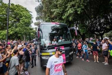 Roma, İtalya 27 Mayıs 2018: Chris Froome, takım Sky, İtalya Bisiklet turu 2018 son aşama başlangıç alanında otobüsle geldi ve çok sayıda destekçileri tarafından saldırıya.
