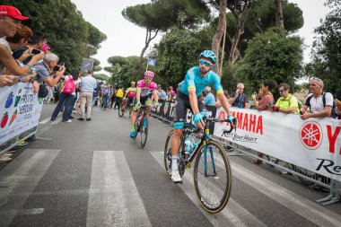 Roma, İtalya 27 Mayıs 2018: Profesyonel bisikletçiler podyum imza başlamadan önce Roma'da İtalya 2018 Tur son aşaması için otobüs sokaklarda.