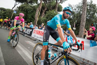 Roma, İtalya 27 Mayıs 2018: Davide Villella, Astana Team Pro, podyum imza başlamadan önce Roma'da İtalya 2018 Tur son aşaması için otobüs sokaklarda.