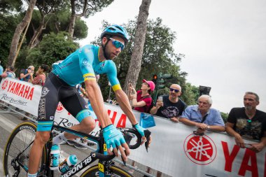 Roma, İtalya 27 Mayıs 2018: Davide Villella, Astana Team Pro, podyum imza başlamadan önce Roma'da İtalya 2018 Tur son aşaması için otobüs sokaklarda.