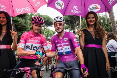 Roma, İtalya 27 Mayıs 2018: Chris Froome pembe Jersey ve Elia Viviani mor Jersey konuşmak kısa bir süre önce tur, İtalya 2018 şehir devre ile Roma'nın son etabına başlangıcı.