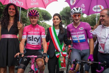 Roma, İtalya 27 Mayıs 2018: Chris Froome pembe Jersey ve Elia Viviani mor forması ile Roma Virginia Raggi Binbaşı İtalya 2018 Tur son aşama başlamadan kısa bir süre içinde.