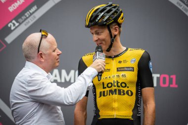 Roma, İtalya 27 Mayıs 2018: Profesyonel bisikletçi İtalya Bisiklet turu 2018'ın başkenti Roma geldikten sonra 21 gün yarış ile son etabına başlangıcından önce bir görüşme sırasında. 