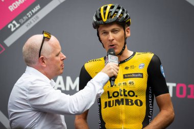 Roma, İtalya 27 Mayıs 2018: Profesyonel bisikletçi İtalya Bisiklet turu 2018'ın başkenti Roma geldikten sonra 21 gün yarış ile son etabına başlangıcından önce bir görüşme sırasında. 