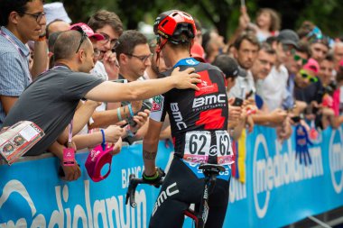 Roma, İtalya 27 Mayıs 2018: Profesyonel bisikletçi Alessandro De Marchi podyum imza başlamadan önce Roma'da İtalya 2018 Tur son aşaması için otobüs sokaklarda.