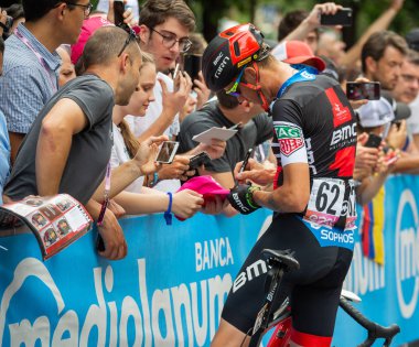 Roma, İtalya 27 Mayıs 2018: Profesyonel bisikletçi Alessandro De Marchi podyum imza başlamadan önce Roma'da İtalya 2018 Tur son aşaması için otobüs sokaklarda.