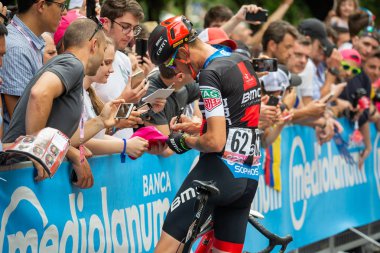 Roma, İtalya 27 Mayıs 2018: Profesyonel bisikletçi Alessandro De Marchi podyum imza başlamadan önce Roma'da İtalya 2018 Tur son aşaması için otobüs sokaklarda.