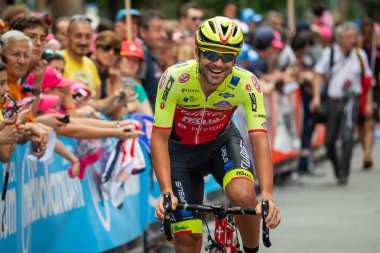 Roma, İtalya 27 Mayıs 2018: Profesyonel bisikletçiler podyum imza başlamadan önce Roma'da İtalya 2018 Tur son aşaması için otobüs sokaklarda.