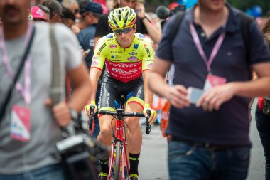 Roma, İtalya 27 Mayıs 2018: Profesyonel bisikletçiler podyum imza başlamadan önce Roma'da İtalya 2018 Tur son aşaması için otobüs sokaklarda.