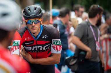 Roma, İtalya 27 Mayıs 2018: Profesyonel bisikletçi Alessandro De Marchi podyum imza başlamadan önce Roma'da İtalya 2018 Tur son aşaması için otobüs sokaklarda.