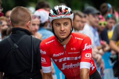 Roma, İtalya 27 Mayıs 2018: Profesyonel bisikletçi Gianluca Brambilla podyum imza başlamadan önce Roma'da İtalya 2018 Tur son aşaması için otobüs sokaklarda.