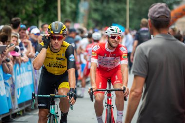 Roma, İtalya 27 Mayıs 2018: Profesyonel bisikletçiler podyum imza başlamadan önce Roma'da İtalya 2018 Tur son aşaması için otobüs sokaklarda.