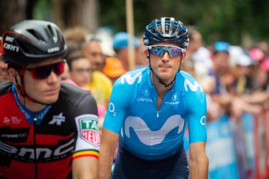 Roma, İtalya 27 Mayıs 2018: Profesyonel bisikletçiler podyum imza başlamadan önce Roma'da İtalya 2018 Tur son aşaması için otobüs sokaklarda.