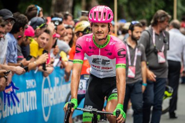 Roma, İtalya 27 Mayıs 2018: Profesyonel bisikletçiler podyum imza başlamadan önce Roma'da İtalya 2018 Tur son aşaması için otobüs sokaklarda.