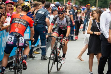 Roma, İtalya 27 Mayıs 2018: Profesyonel bisikletçiler podyum imza başlamadan önce Roma'da İtalya 2018 Tur son aşaması için otobüs sokaklarda.