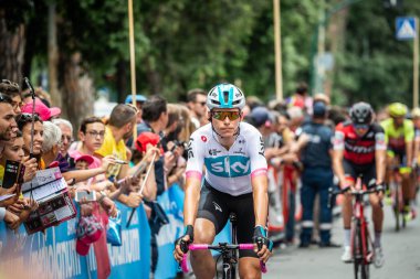 Roma, İtalya 27 Mayıs 2018: Profesyonel bisikletçiler podyum imza başlamadan önce Roma'da İtalya 2018 Tur son aşaması için otobüs sokaklarda.