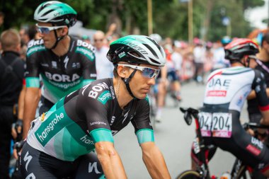 Roma, İtalya 27 Mayıs 2018: Profesyonel bisikletçiler podyum imza başlamadan önce Roma'da İtalya 2018 Tur son aşaması için otobüs sokaklarda.