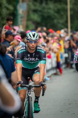 Roma, İtalya 27 Mayıs 2018: Profesyonel bisikletçiler podyum imza başlamadan önce Roma'da İtalya 2018 Tur son aşaması için otobüs sokaklarda.